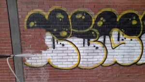 <span  class="uc-style-120106663725" style="color:#ffffff;">Graffiti-murales-scritte-vandali</span>